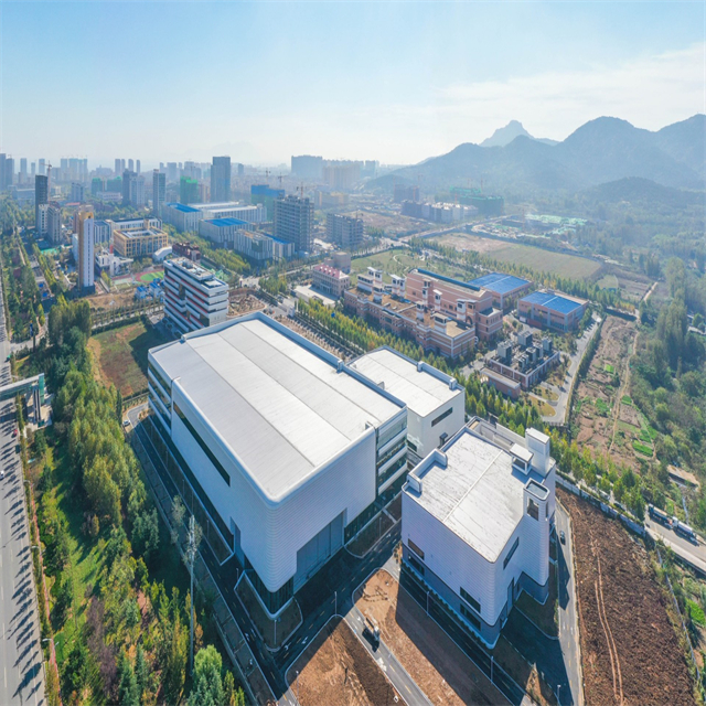 Laboratório modernizado de estrutura de aço com parede de vidro cortina